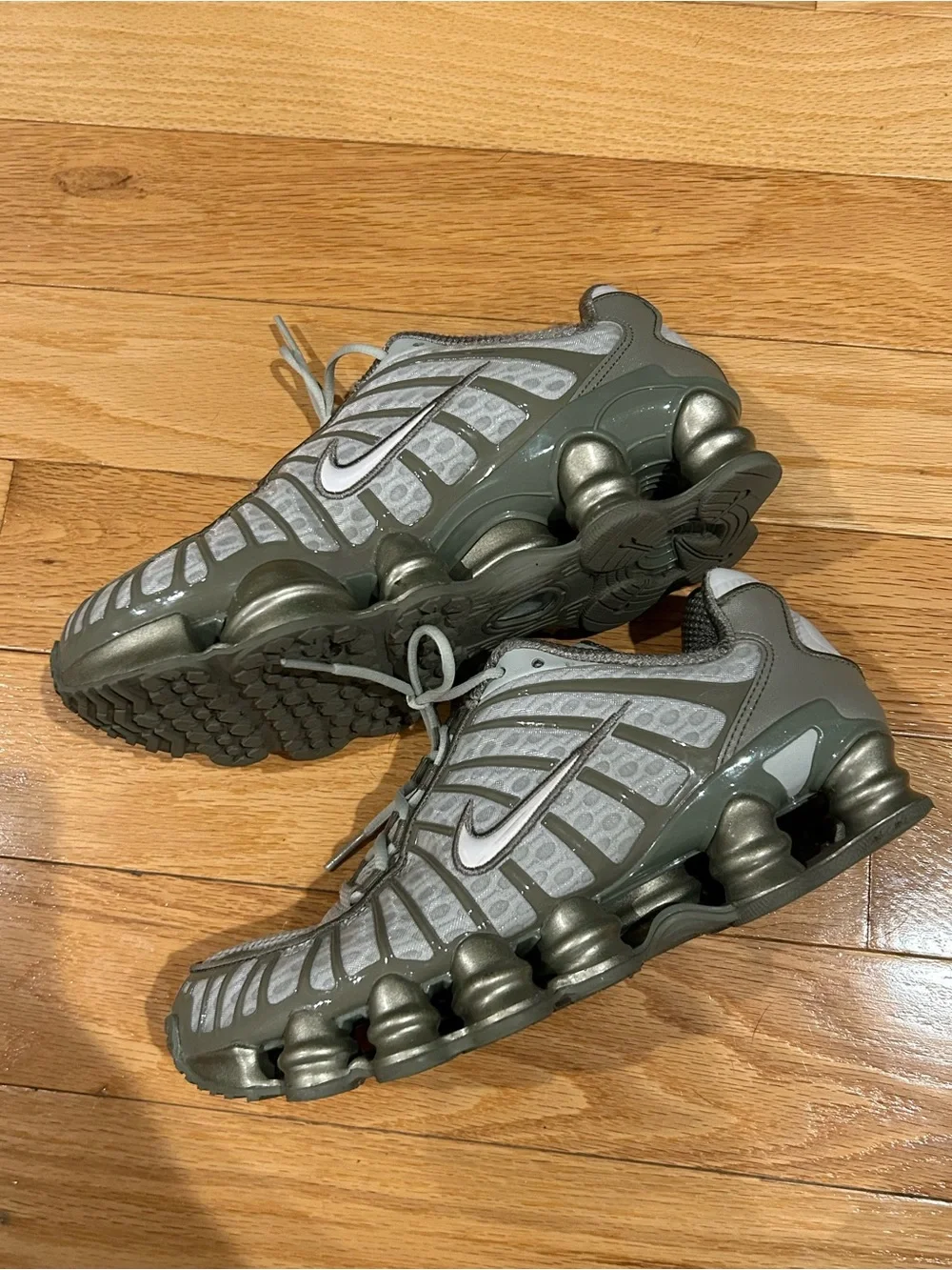 Nike Shox Men's Athletic Shoes - Gray and White